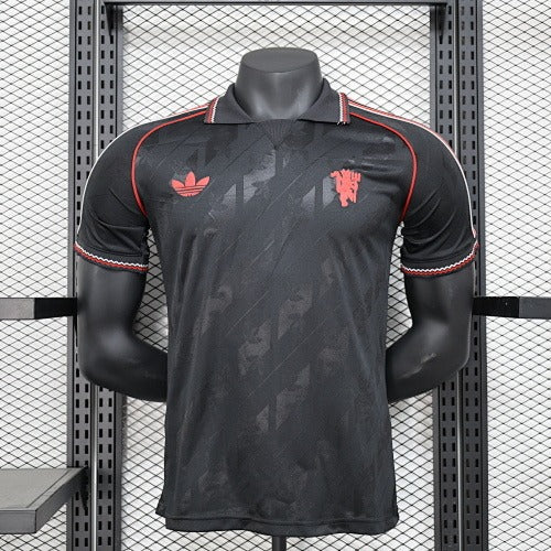 Manchester United Retro Black (Player Version) –